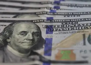 Dólar encosta em R$ 5, após dados de desemprego no Brasil