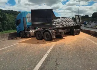VÍDEO: caminhão carregado de soja tomba e espalha carga pela rodovia