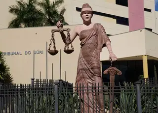 Após duas décadas, TJ fará concurso para trocar estátua da Justiça do Fórum