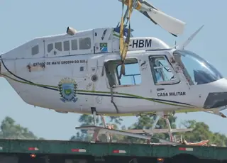 Um dia após queda, helicóptero é retirado para investigar o que causou acidente