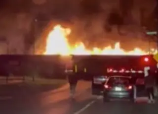 VÍDEO: vagões de trem pegam fogo em movimento