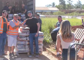 Cantor Munhoz doa 4,3 toneladas de alimentos para o Rio Grande do Sul