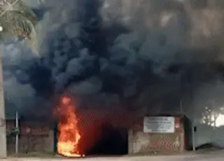 Galpão de reciclagem e 2 caminhões são tomados por fogo e fumaça densa assusta
