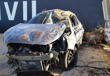 Carro capota com 333 kg de maconha após perseguição e fica destruído em rodovia