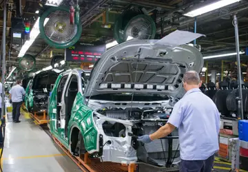 Mais de 50 trabalhadores demitidos e queda nas vendas: entenda como mudanças no mercado de veículos impactam a GM