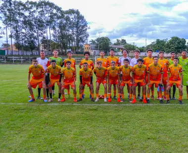 Clube Esportivo Naviraiense promove ação social ao doar chuteiras para atletas sub17
