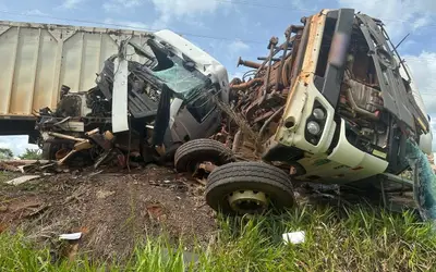 Batida entre carreta e caminhão destrói cabines e interrompe trânsito na BR-262