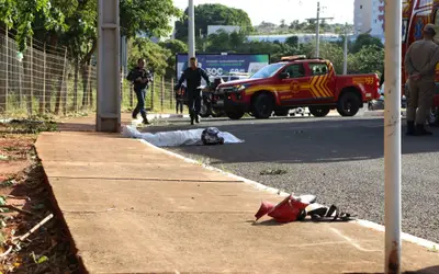 Motociclista perde controle em curva da Nelly Martins e morre ao bater em poste