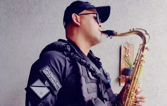 Policial encontrou paz no saxofone e hoje até vizinho pede música