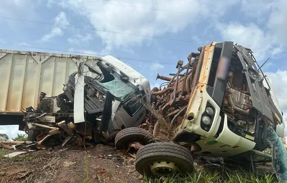 Batida entre carreta e caminhão destrói cabines e interrompe trânsito na BR-262