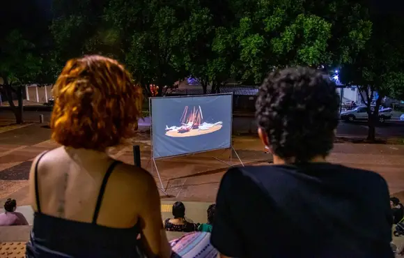 Da Nhanhá ao Colúmbia, 4 bairros recebem cinema ao ar livre de graça