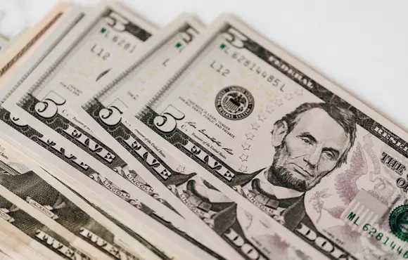 Dólar sobe forte e encosta nos R$ 5,16 após corte de 0,25 ponto percentual do Copom