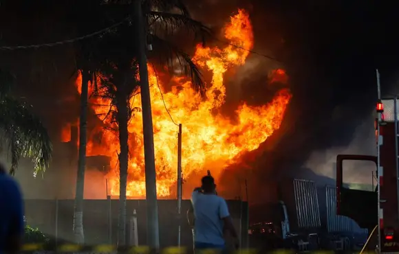 "Ouvi cinco explosões", diz dono de restaurante com medo de chamas do vizinho