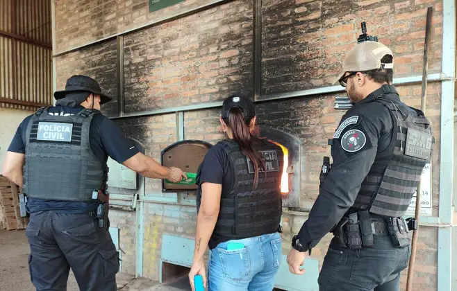 Avaliados em R$ 2 milhões, polícia incinera 50 tabletes de cocaína pura
