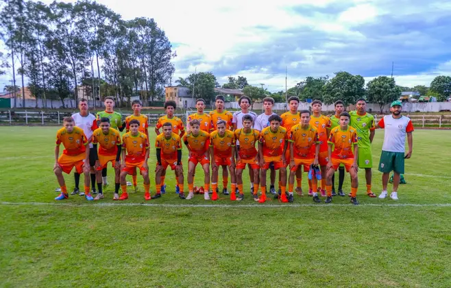 Clube Esportivo Naviraiense promove ação social ao doar chuteiras para atletas sub17