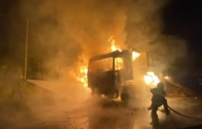 VÍDEO: carreta com 35 t de grãos pega fogo em rodovia