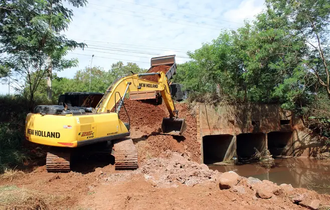 Prefeitura de Naviraí executa obra de contenção de processo erosivo em canalização do Córrego do Touro