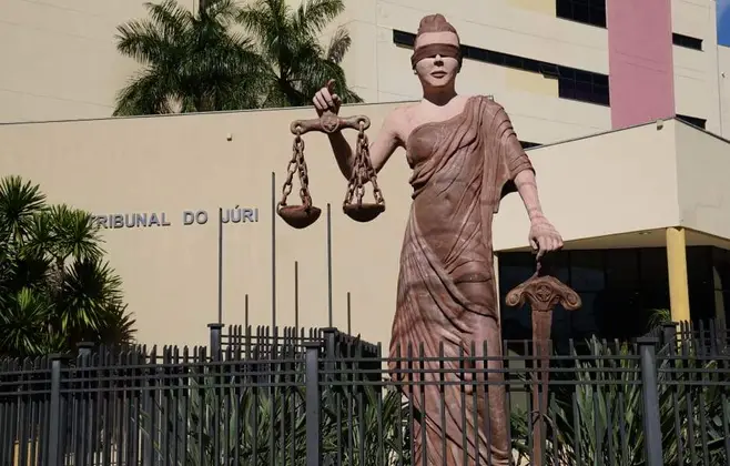 Após duas décadas, TJ fará concurso para trocar estátua da Justiça do Fórum