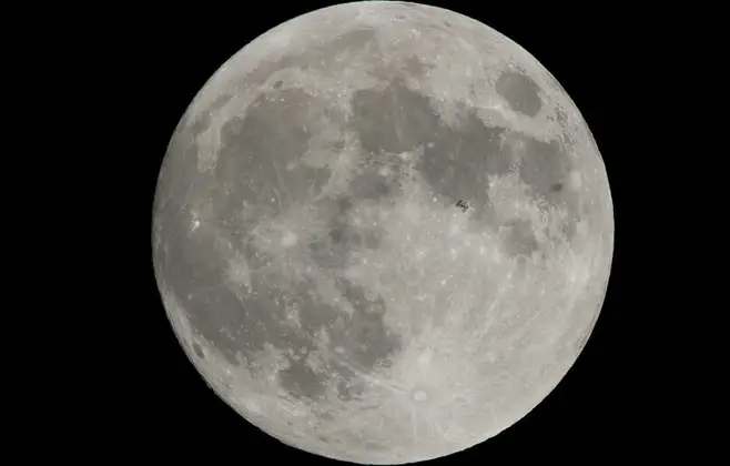 Depois do "Cometa do Diabo", Brasil poderá ver "Lua Cheia Rosa" nos céus hoje