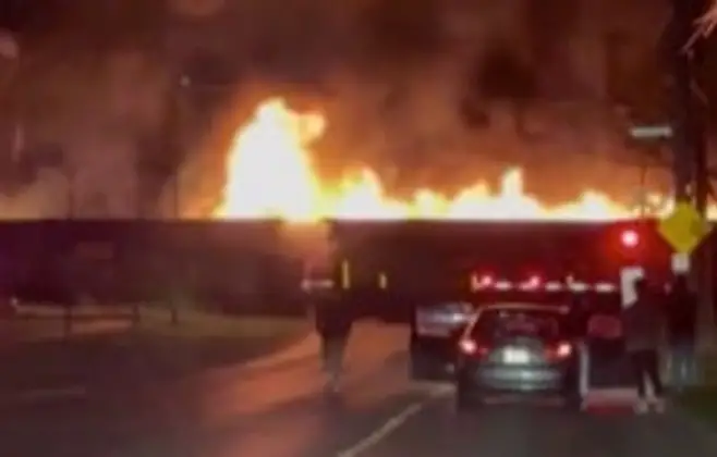 VÍDEO: vagões de trem pegam fogo em movimento