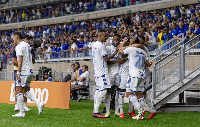 Cruzeiro interrompe má fase e supera o Vitória por 3 a 1 no Brasileirão