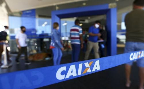 1790764100_05_08_2020_fila_agencia_caixa.jpg
