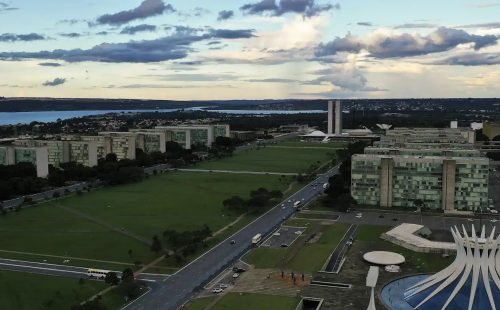1792759806_brasilia_60_anos_esplanada_dos_ministerios_0420202390_2.jpg