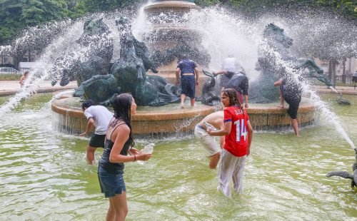 2026-06-18t153531z_640837258_rc2fwlahps35_rtrmadp_3_europe-weather-france-heat.jpg