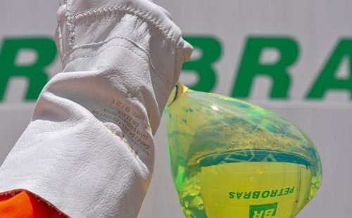 amostra_de_diesel_r5_-_foto_michel_chedid_agencia_petrobras.jpg