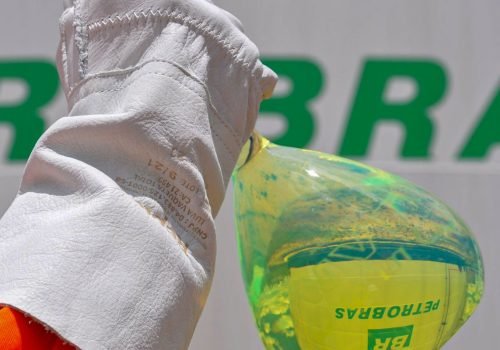 amostra_de_diesel_r5_-_foto_michel_chedid_agencia_petrobras.jpg