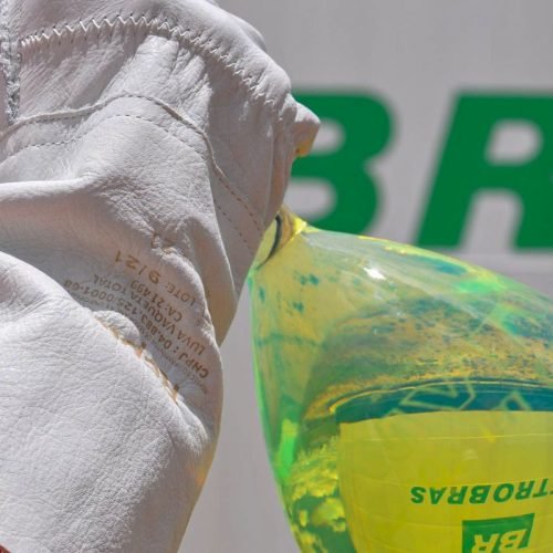 amostra_de_diesel_r5_-_foto_michel_chedid_agencia_petrobras.jpg