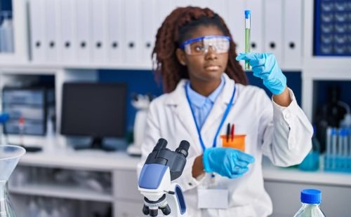 cientista-afro-americana-segurando-tubo-de-ensaio-no-laboratorio_839833-8926.jpg