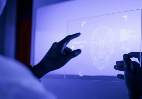 designer-usando-uma-tecnologia-futurista-de-tela-de-tablet-digital-transparente.jpg