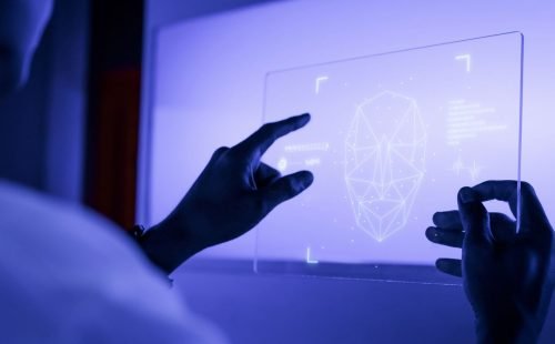 designer-usando-uma-tecnologia-futurista-de-tela-de-tablet-digital-transparente.jpg