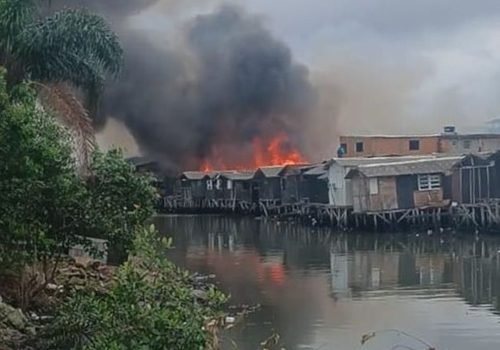 incendio-atinge-casas-na-regiao-da-zona-noroeste.jpg