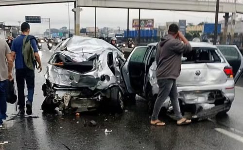 motorista_infarta_e_engavetamento_de_20_veiculos_deixa_feridos_no_rio.jpg
