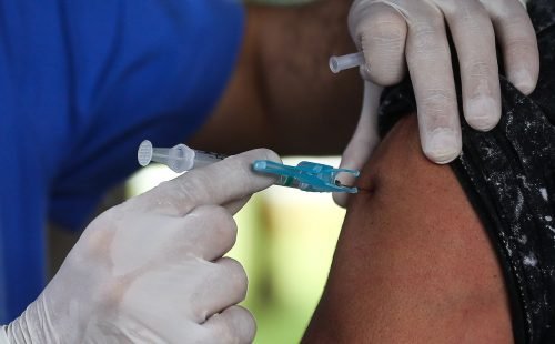 movimentacao_de_idosos_no_posto_da_612_sul_para_vacinacao_contra_influenza2403209966.jpg