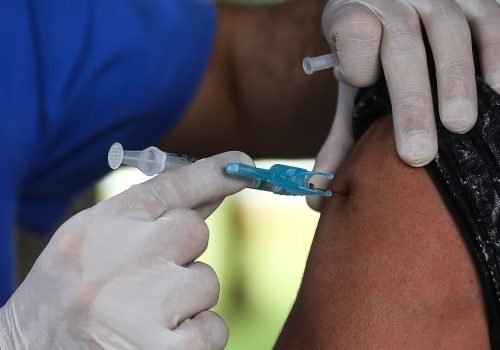 movimentacao_de_idosos_no_posto_da_612_sul_para_vacinacao_contra_influenza2403209966.jpg