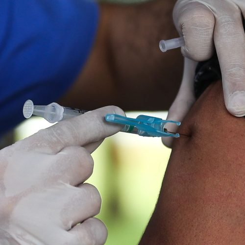 movimentacao_de_idosos_no_posto_da_612_sul_para_vacinacao_contra_influenza2403209966.jpg