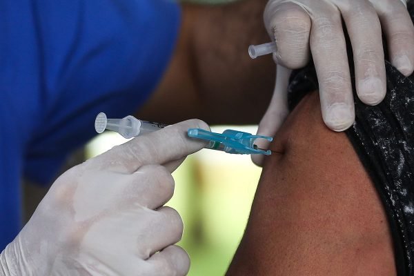 movimentacao_de_idosos_no_posto_da_612_sul_para_vacinacao_contra_influenza2403209966.jpg