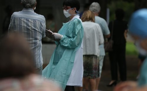 movimentacao_de_idosos_no_posto_da_612_sul_para_vacinacao_contra_influenza2403209968.jpg