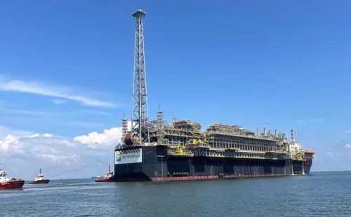 plataforma_da_petrobras_que_reforcara_o_pre-sal_deixa_singapura04.jpg