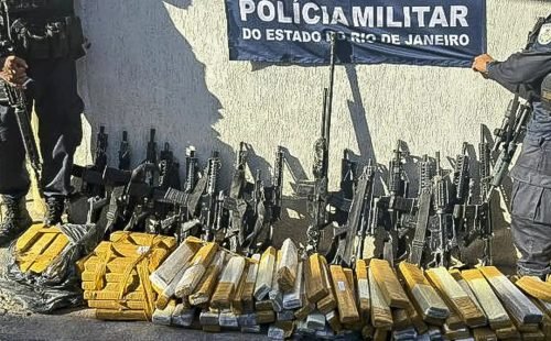 policia_militar_apreende_16_fuzis_e_uma_metralhadora_antiaerea_em_operacao_na_zona_oeste_09.jpg
