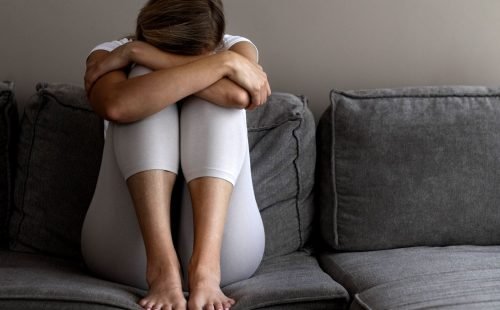 r-sentada-no-sofa_0.jpg