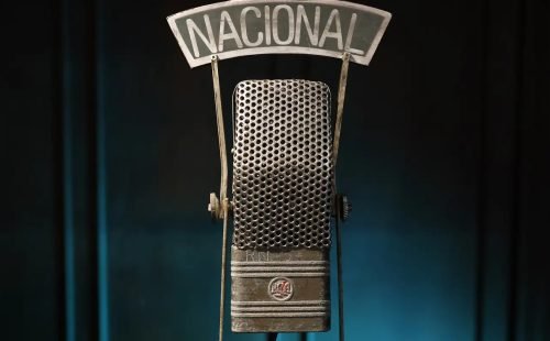 radio-memoria-radio-nacional-microfone-credito-fernando-frazao-agencia-brasil.jpg