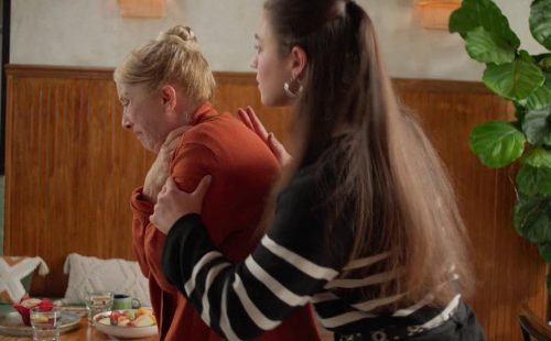 woman_choking.jpg woman_choking.jpg